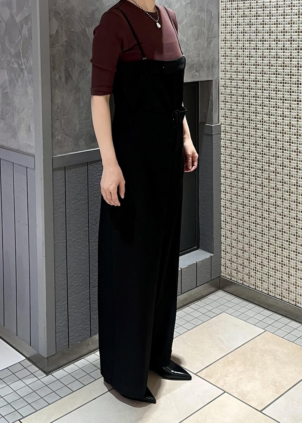 「初秋コーデ、秋コーデ、お仕事コーデ、デートコーデ、お出かけコーデ、女子会コーデ、大人カジュアル、カジュアルコーデ」｜「ADAM ET ROPE'のウエッジヒールストラップミュール（パンプス、ブラック系）」を使った、michiko.iさん（レディース・160cm）の秋コーディネートの3枚目の写真