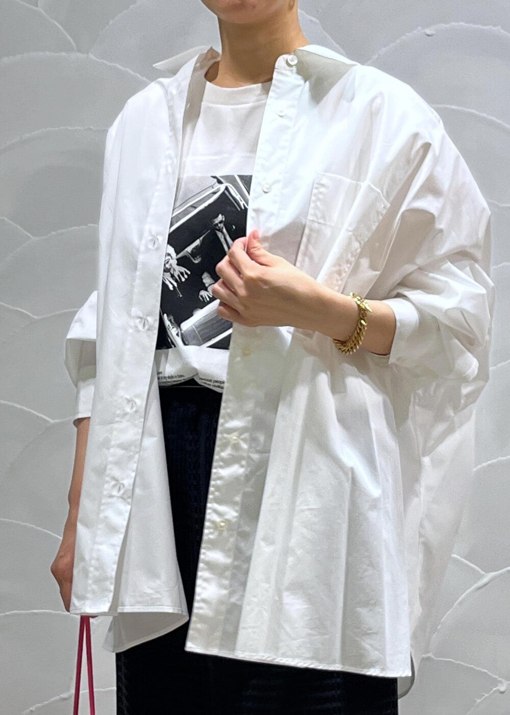 ブラック系のスカート、ホワイト系のシャツ/ブラウス、ホワイト系のタンクトップを着用したレディースの夏コーディネートの4枚目の写真