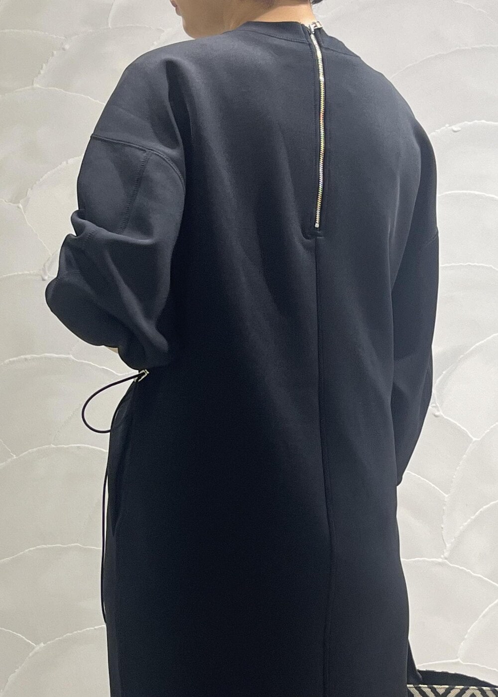 「ワンピース、ルミ10、ルミネ10%、ルミネ10%OFF、LUMINE10%OFF、LUMINE10%、ADAM ET ROPÉ、FEMME、サステナブル、骨格ナチュラル、イエベ、カジュアル、大人カジュアル、モード、仕事着」｜「ADAM ET ROPE'のナロークロスストラップスポサン（サンダル、ホワイト系）」を使った、michiko.iさん（レディース・160cm）の春コーディネートの4枚目の写真