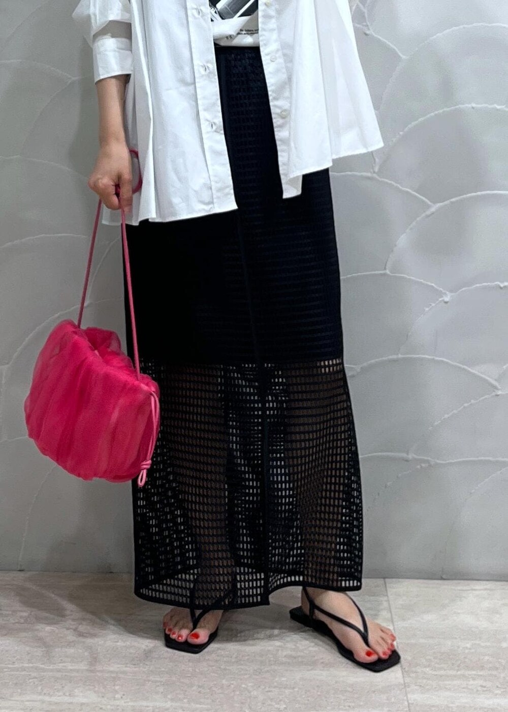 ブラック系のスカート、ホワイト系のシャツ/ブラウス、ホワイト系のタンクトップを着用したレディースの夏コーディネートの5枚目の写真