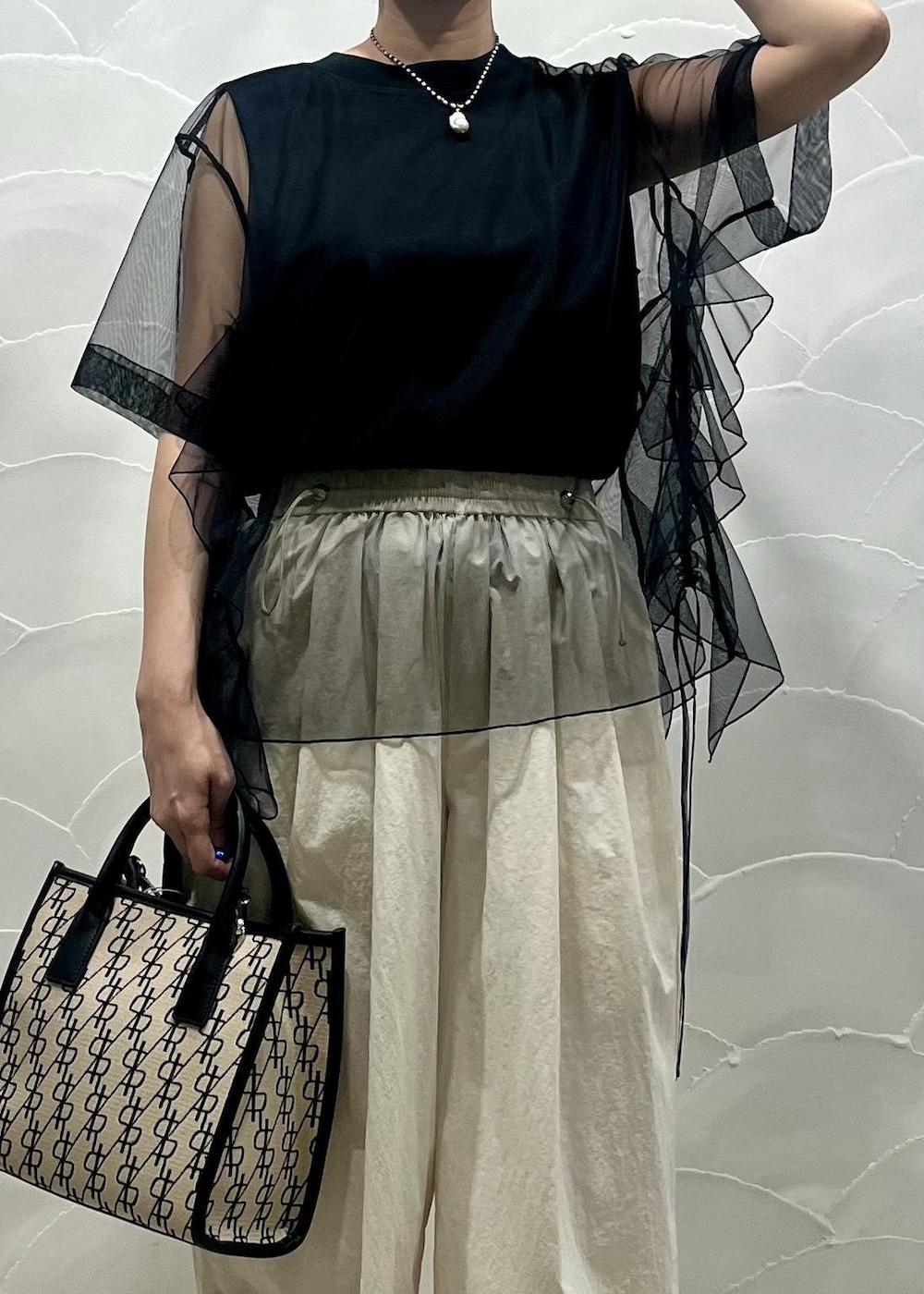 「チュール、撥水、撥水素材、ADAM ET ROPÉ、FEMME、SDGs、サステナブル、骨格ウェーブ、イエベ、きれいめ、きれいめカジュアル、レイヤード、夏、夏コーデ、夏ファッション」｜「ADAM ET ROPE'のモノグラムミドルトートバッグ（ハンドバッグ、ベージュ系）」を使った、michiko.iさん（レディース・160cm）の夏コーディネートの2枚目の写真