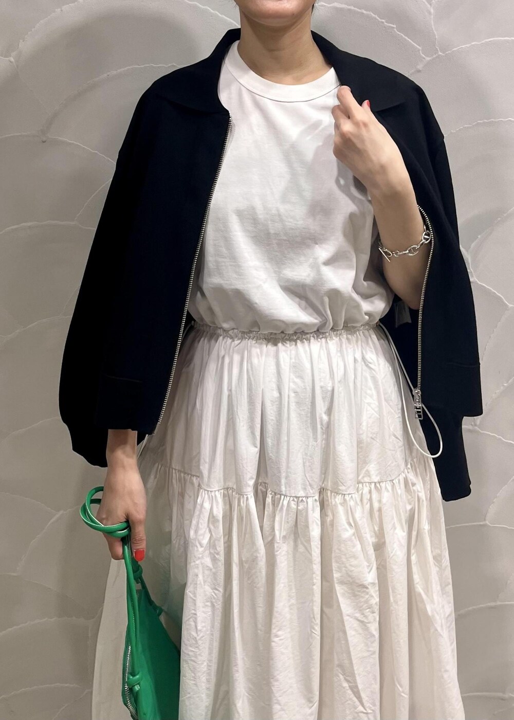 「ADAM ET ROPÉ、FEMME、SDGs、サステナブル、骨格ナチュラル、イエベ、カジュアル、大人カジュアル、フェミニン、春、夏、春コーデ、夏コーデ、春ファッション、夏ファッション」|「ADAM ET ROPE'のマルチウォレットポーチ(ショルダーバッグ、グリーン系)」を使った、michiko.iさん(レディース・160cm)の春コーディネートの3枚目の写真