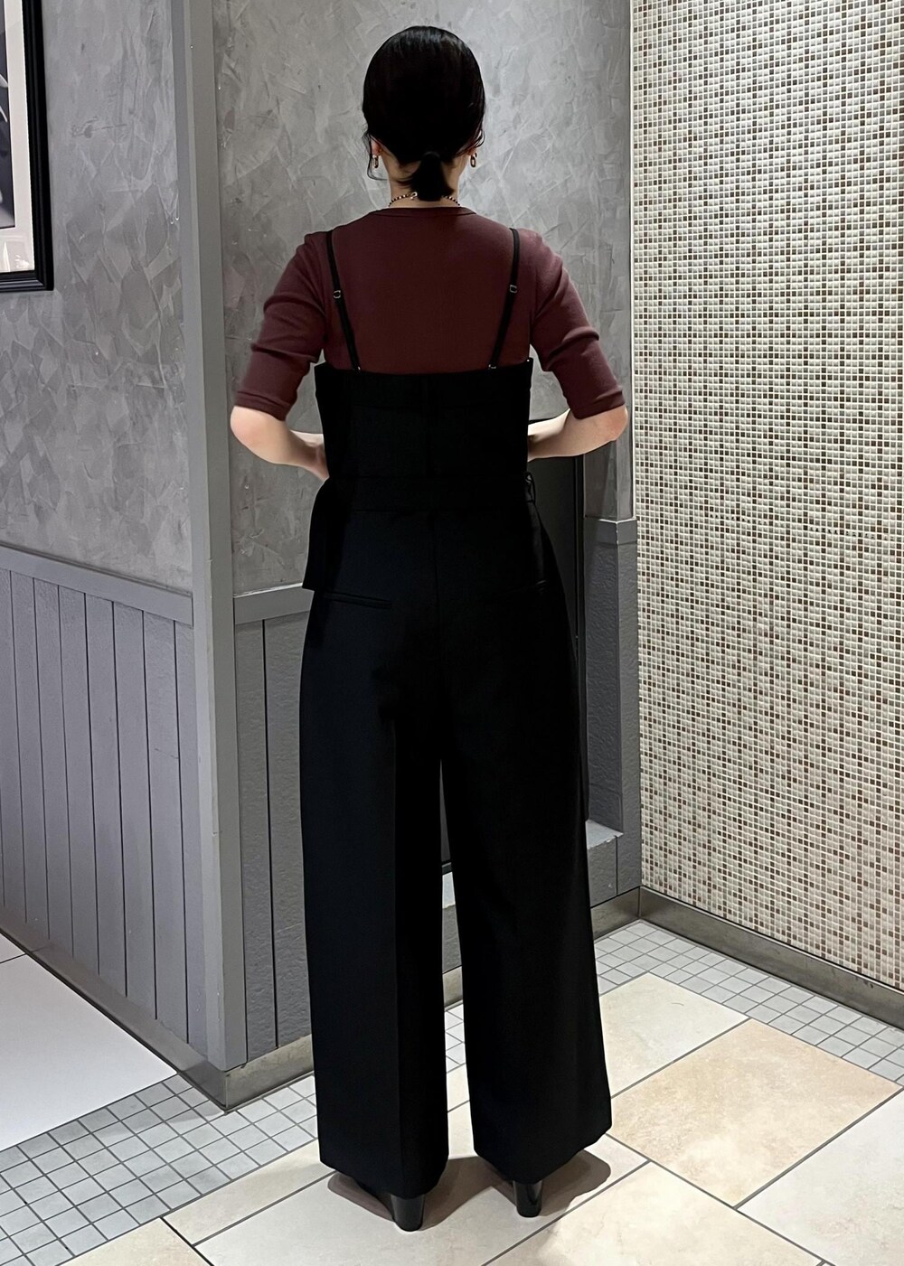 「初秋コーデ、秋コーデ、お仕事コーデ、デートコーデ、お出かけコーデ、女子会コーデ、大人カジュアル、カジュアルコーデ」｜「ADAM ET ROPE'のウエッジヒールストラップミュール（パンプス、ブラック系）」を使った、michiko.iさん（レディース・160cm）の秋コーディネートの4枚目の写真