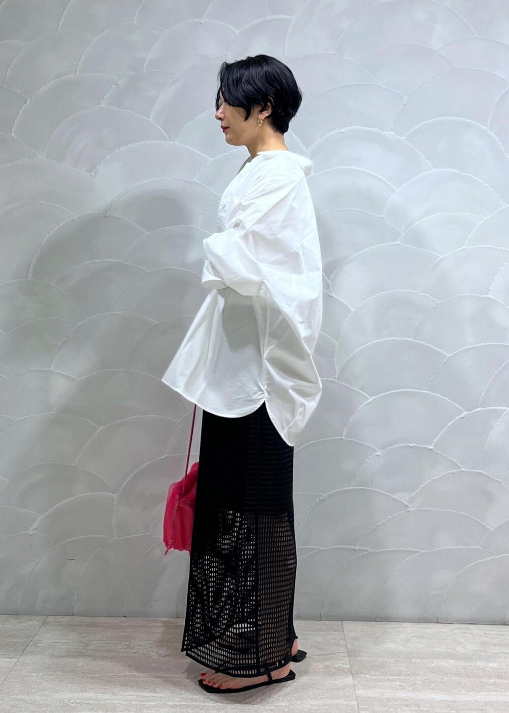 ブラック系のスカート、ホワイト系のシャツ/ブラウス、ホワイト系のタンクトップを着用したレディースの夏コーディネートの2枚目の写真