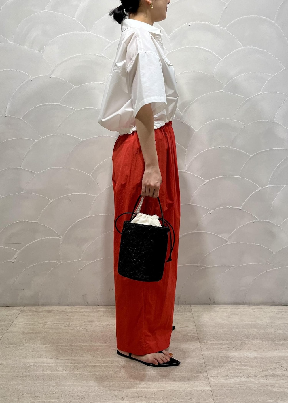 ブラック系のサンダル、ホワイト系のシャツ/ブラウス、レッド系のその他パンツを着用したレディースの夏コーディネートの2枚目の写真