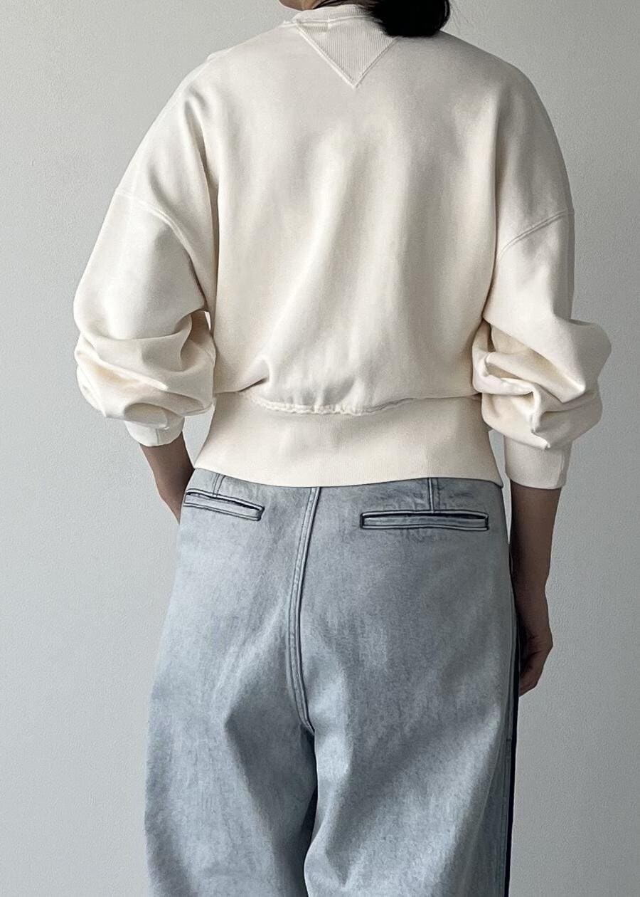 ホワイト系のブーツ、ブルー系のその他パンツ、ホワイト系のスウェットを着用したレディースの秋コーディネートの5枚目の写真