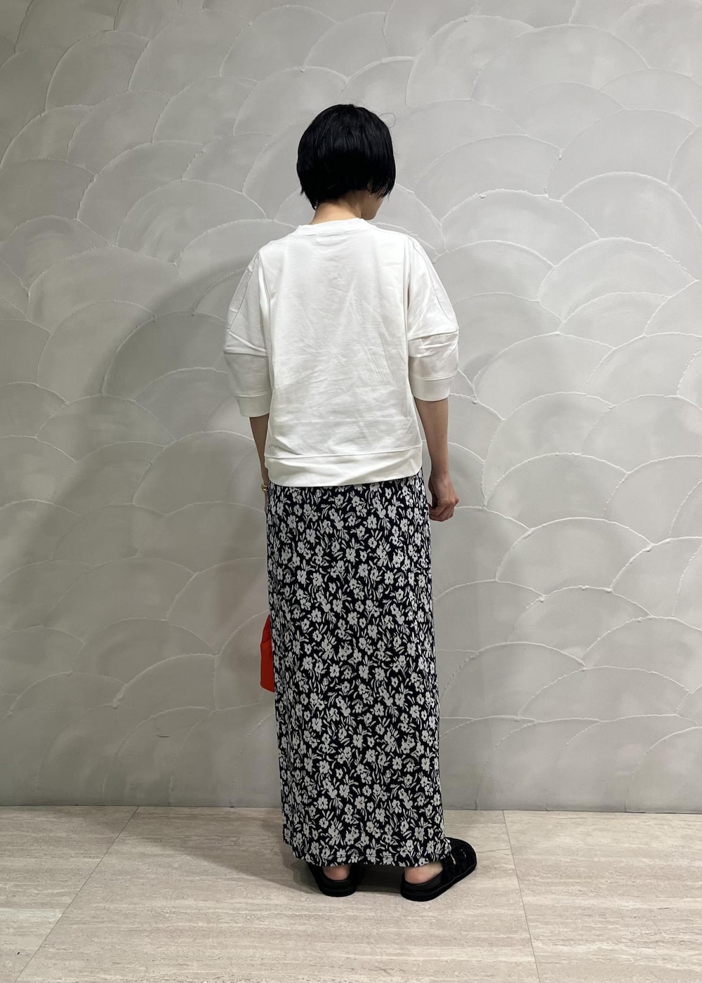 「ルミネ10％、ルミネ10％OFF、LUMINE10％OFF、LUMINE10％、ルミ10、スカート、花柄、サンダル、ADAM ET ROPÉ、FEMME、SDGs、サステナブル、骨格ナチュラル、イエベ、きれいめカジュアル」｜「ADAM ET ROPE'の巾着ミニ2WAYバッグ（ショルダーバッグ、レッド系）」を使った、michiko.iさん（レディース・160cm）の春コーディネートの3枚目の写真