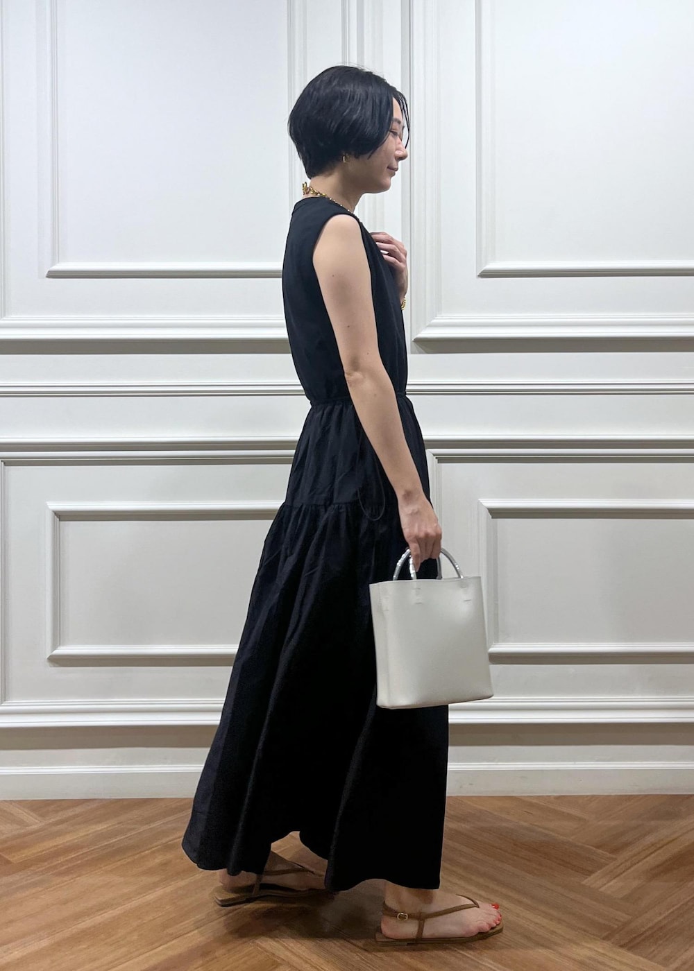 「ティアード、ノースリーブ、ドッキングワンピース、ADAM ET ROPÉ、FEMME、SDGs、サステナブル、骨格ナチュラル、ブルべ、きれいめ、きれいめカジュアル、カジュアル、夏、夏コーデ、夏ファッション」｜「ADAM ET ROPE'の【定番人気】スクエアストラップビーチサンダル（サンダル、イエロー系）」を使った、michiko.iさん（レディース・160cm）の夏コーディネートの2枚目の写真