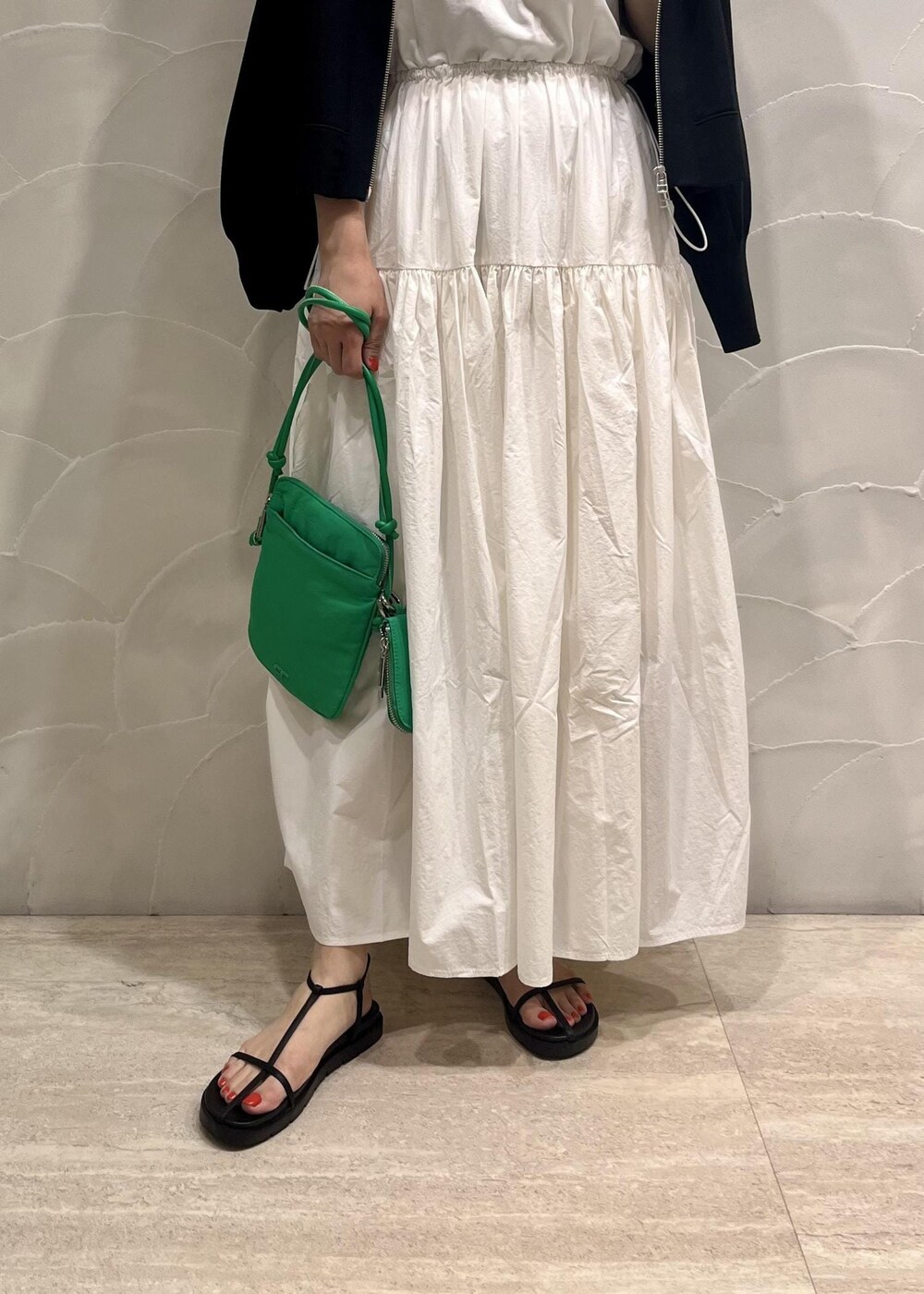 「ADAM ET ROPÉ、FEMME、SDGs、サステナブル、骨格ナチュラル、イエベ、カジュアル、大人カジュアル、フェミニン、春、夏、春コーデ、夏コーデ、春ファッション、夏ファッション」|「ADAM ET ROPE'のマルチウォレットポーチ(ショルダーバッグ、グリーン系)」を使った、michiko.iさん(レディース・160cm)の春コーディネートの4枚目の写真