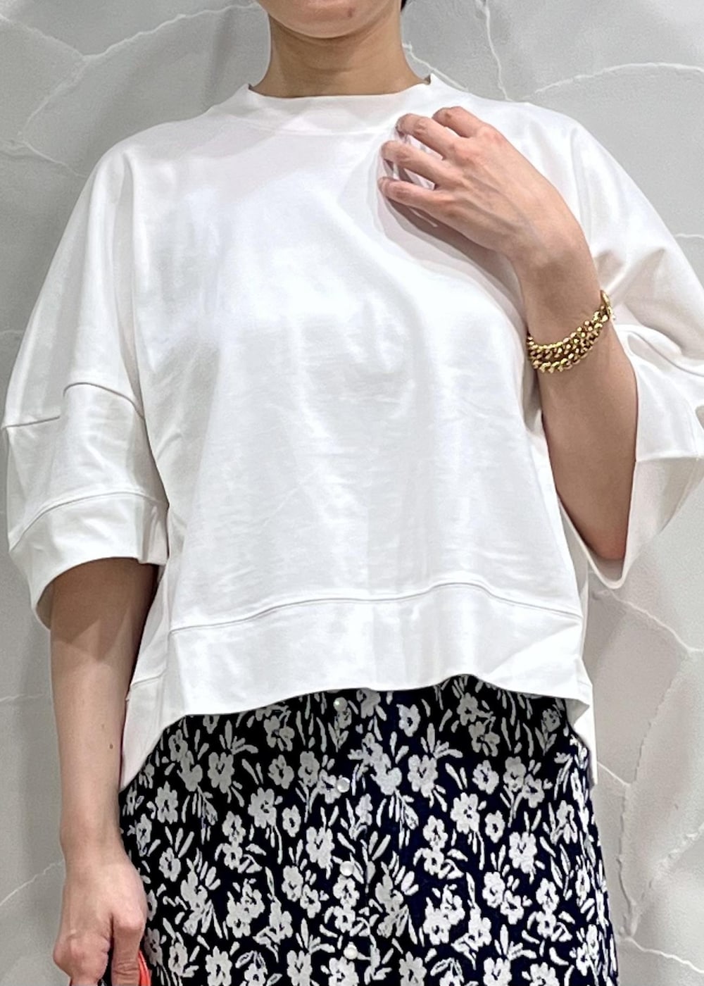 「ルミネ10％、ルミネ10％OFF、LUMINE10％OFF、LUMINE10％、ルミ10、スカート、花柄、サンダル、ADAM ET ROPÉ、FEMME、SDGs、サステナブル、骨格ナチュラル、イエベ、きれいめカジュアル」｜「ADAM ET ROPE'の巾着ミニ2WAYバッグ（ショルダーバッグ、レッド系）」を使った、michiko.iさん（レディース・160cm）の春コーディネートの4枚目の写真