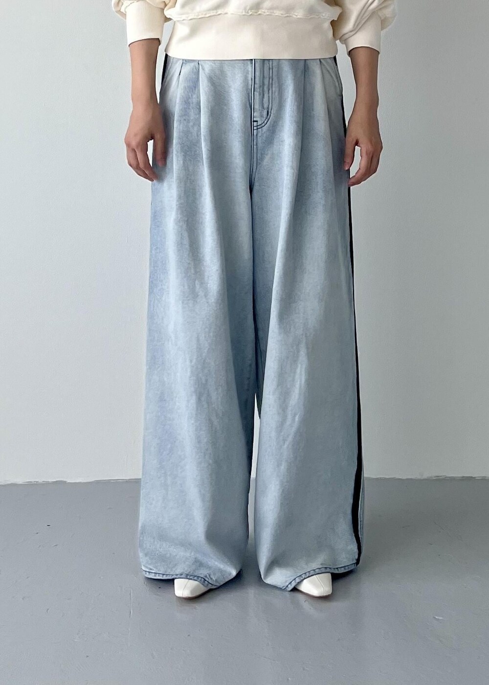 ホワイト系のブーツ、ブルー系のその他パンツ、ホワイト系のスウェットを着用したレディースの秋コーディネートの6枚目の写真