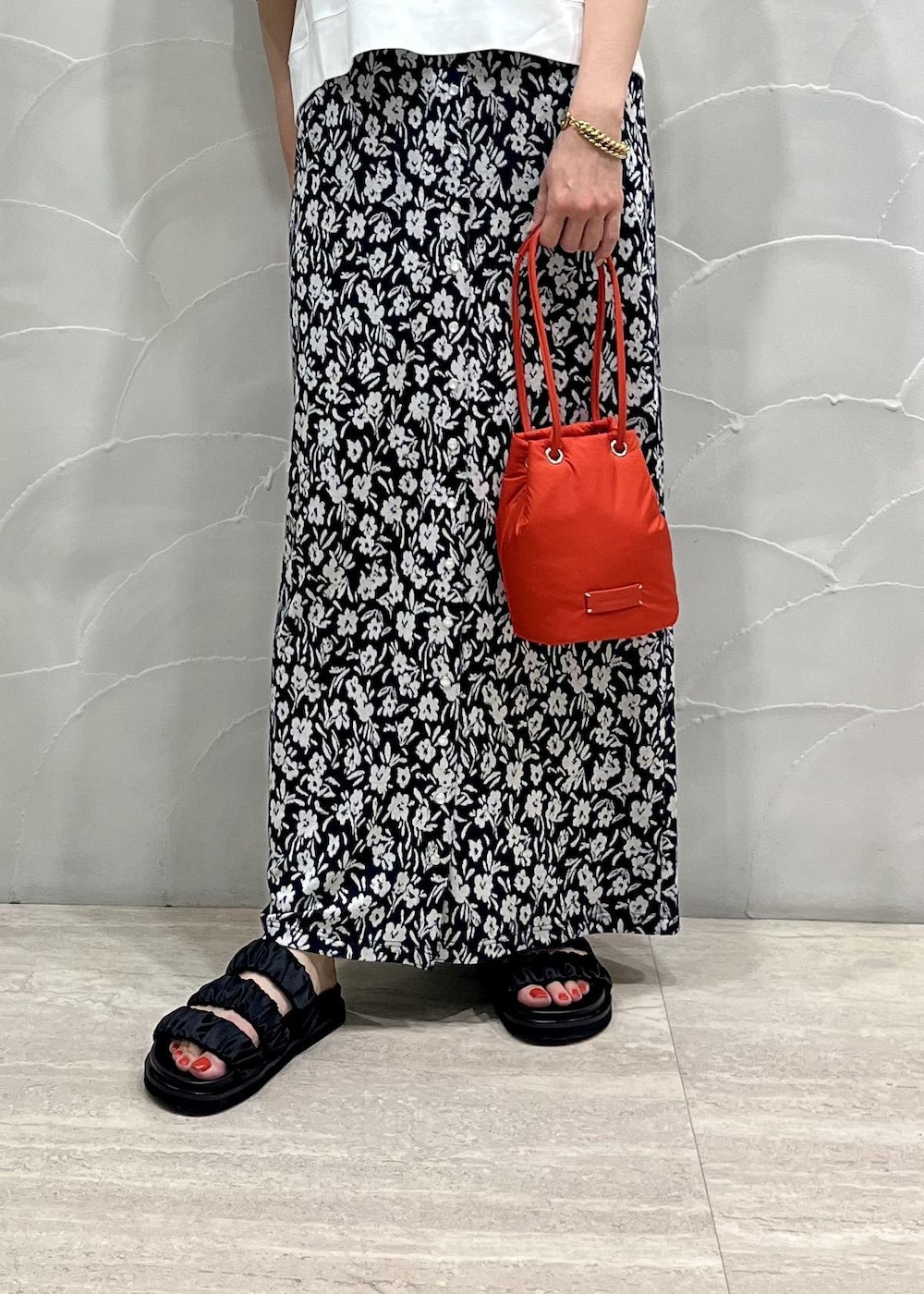 「ルミネ10％、ルミネ10％OFF、LUMINE10％OFF、LUMINE10％、ルミ10、スカート、花柄、サンダル、ADAM ET ROPÉ、FEMME、SDGs、サステナブル、骨格ナチュラル、イエベ、きれいめカジュアル」｜「ADAM ET ROPE'の巾着ミニ2WAYバッグ（ショルダーバッグ、レッド系）」を使った、michiko.iさん（レディース・160cm）の春コーディネートの6枚目の写真