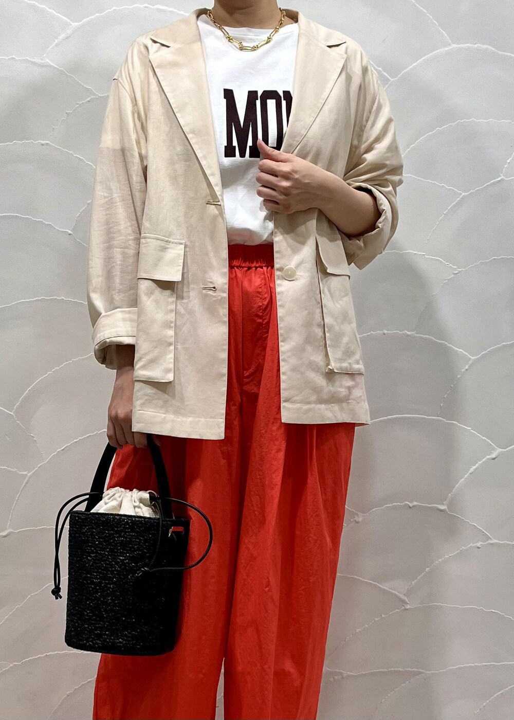 「ワンハンドル、ベージュ、テーラードジャケット、レッド、オレンジ、フラット、ペタンコ、ADAM ET ROPÉ、FEMME、骨格ウェーブ、きれいめカジュアル、大人カジュアル、仕事着、夏、夏コーデ」|「ADAM ET ROPE'のストラップビーチサンダル(サンダル、ブラック系)」を使った、michiko.iさん(レディース・160cm)の夏コーディネートの2枚目の写真