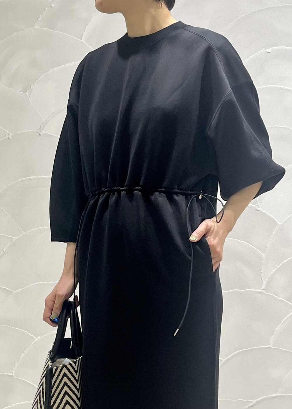 「ワンピース、ルミ10、ルミネ10%、ルミネ10%OFF、LUMINE10%OFF、LUMINE10%、ADAM ET ROPÉ、FEMME、サステナブル、骨格ナチュラル、イエベ、カジュアル、大人カジュアル、モード、仕事着」｜「ADAM ET ROPE'のナロークロスストラップスポサン（サンダル、ホワイト系）」を使った、michiko.iさん（レディース・160cm）の春コーディネートの5枚目の写真
