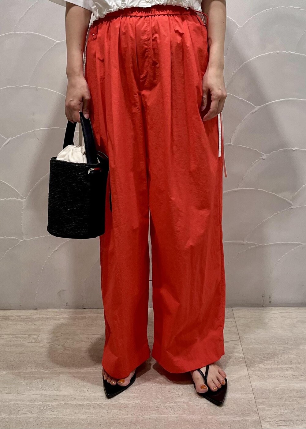 ブラック系のサンダル、ホワイト系のシャツ/ブラウス、レッド系のその他パンツを着用したレディースの夏コーディネートの4枚目の写真