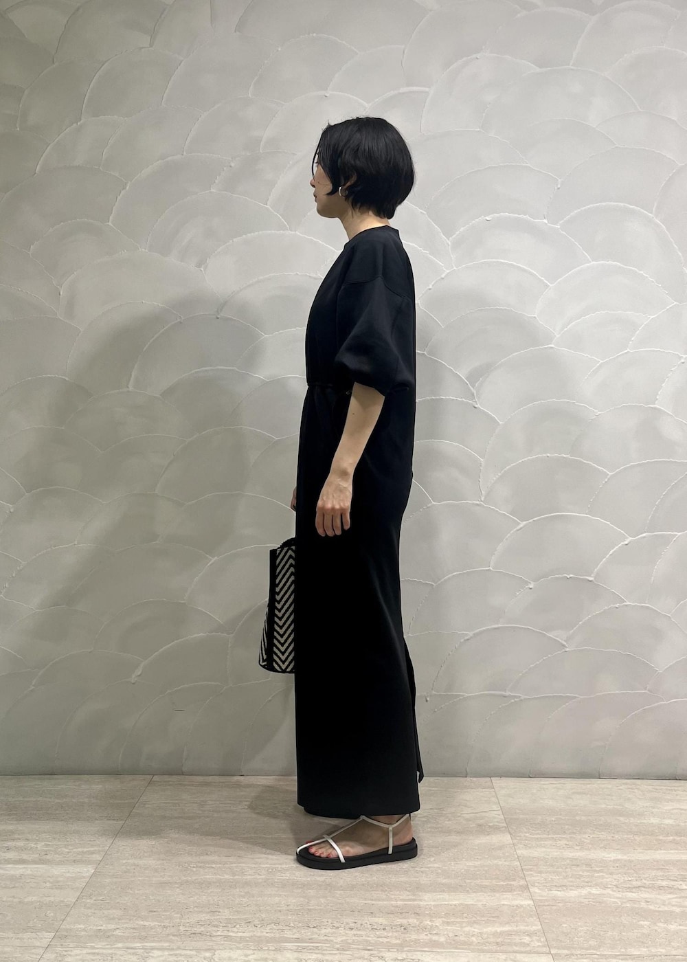 「ワンピース、ルミ10、ルミネ10%、ルミネ10%OFF、LUMINE10%OFF、LUMINE10%、ADAM ET ROPÉ、FEMME、サステナブル、骨格ナチュラル、イエベ、カジュアル、大人カジュアル、モード、仕事着」｜「ADAM ET ROPE'のナロークロスストラップスポサン（サンダル、ホワイト系）」を使った、michiko.iさん（レディース・160cm）の春コーディネートの2枚目の写真