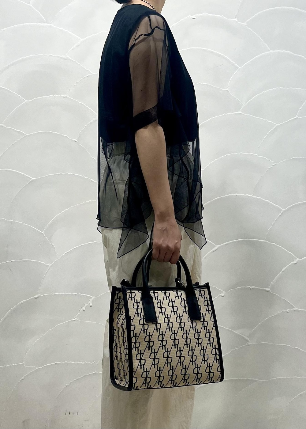「チュール、撥水、撥水素材、ADAM ET ROPÉ、FEMME、SDGs、サステナブル、骨格ウェーブ、イエベ、きれいめ、きれいめカジュアル、レイヤード、夏、夏コーデ、夏ファッション」｜「ADAM ET ROPE'のモノグラムミドルトートバッグ（ハンドバッグ、ベージュ系）」を使った、michiko.iさん（レディース・160cm）の夏コーディネートの4枚目の写真