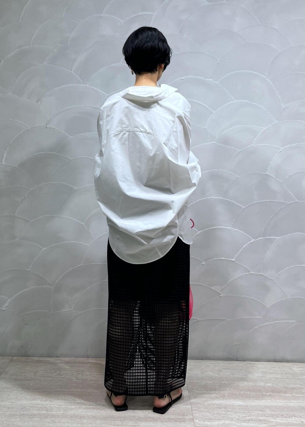 ブラック系のスカート、ホワイト系のシャツ/ブラウス、ホワイト系のタンクトップを着用したレディースの夏コーディネートの3枚目の写真