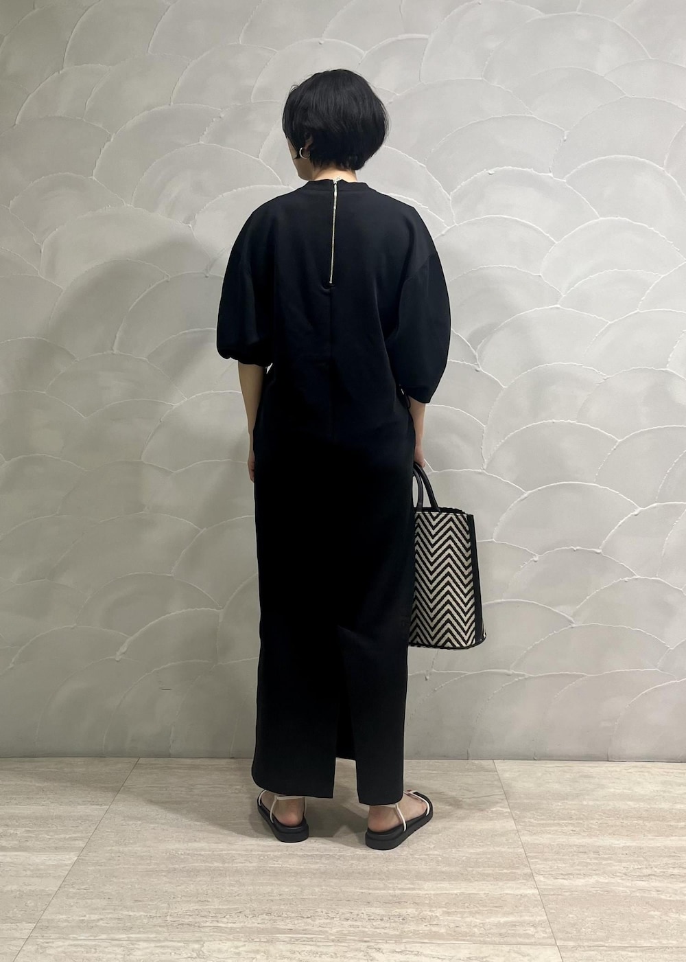 「ワンピース、ルミ10、ルミネ10%、ルミネ10%OFF、LUMINE10%OFF、LUMINE10%、ADAM ET ROPÉ、FEMME、サステナブル、骨格ナチュラル、イエベ、カジュアル、大人カジュアル、モード、仕事着」｜「ADAM ET ROPE'のナロークロスストラップスポサン（サンダル、ホワイト系）」を使った、michiko.iさん（レディース・160cm）の春コーディネートの3枚目の写真