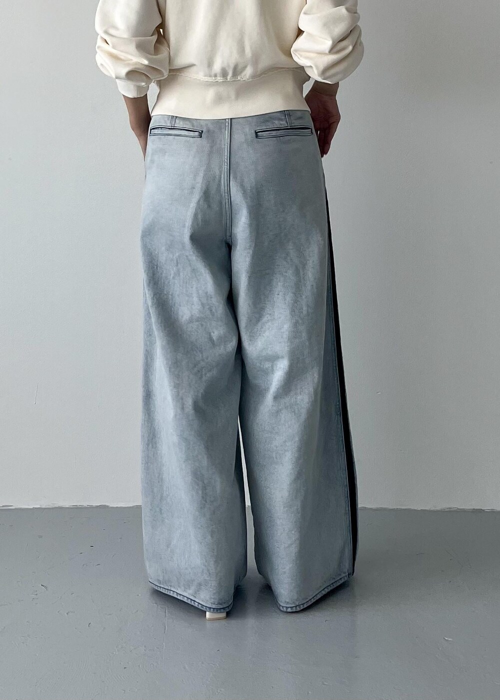 ホワイト系のブーツ、ブルー系のその他パンツ、ホワイト系のスウェットを着用したレディースの秋コーディネートの7枚目の写真