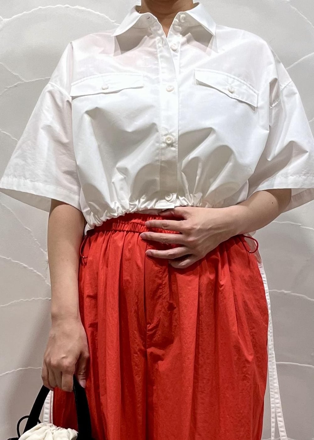 ブラック系のサンダル、ホワイト系のシャツ/ブラウス、レッド系のその他パンツを着用したレディースの夏コーディネートの3枚目の写真