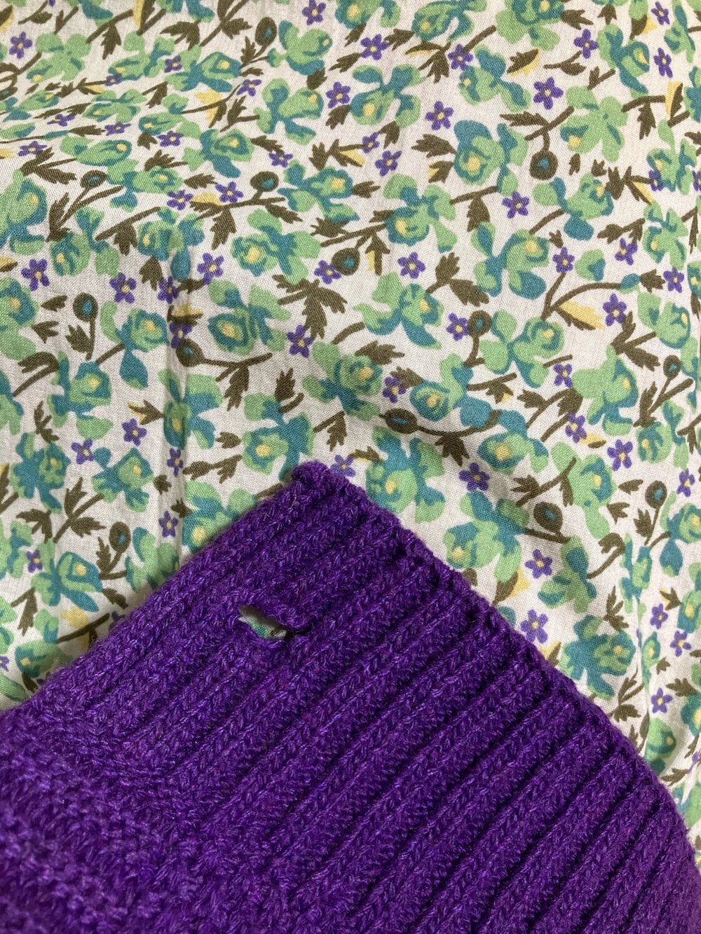 ブルー系のデニムジャケット、ブラック系のバックパック/リュック、ベージュ系のスニーカーを着用したレディースの冬コーディネートの2枚目の写真