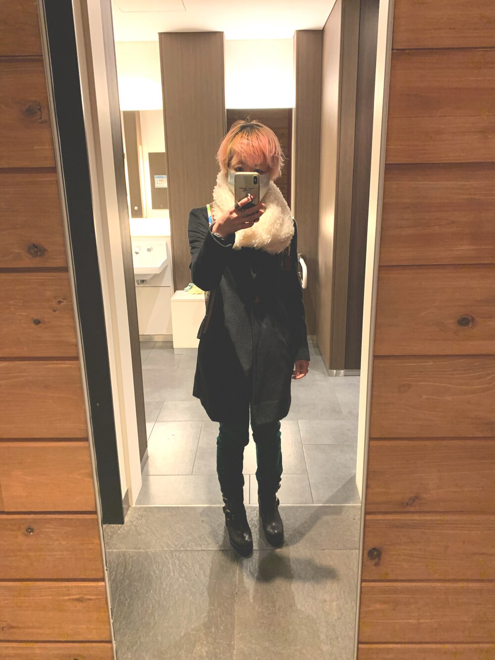 「あったかコーデ、スヌード、私の推しブランド、ブーツ、パンツスタイル、リュック、コート、ファー」｜「tasse tasseのアイテム（Tシャツ/カットソー、ベージュ系）」を使った、pikapomさん（レディース・160cm）の冬コーディネートの2枚目の写真