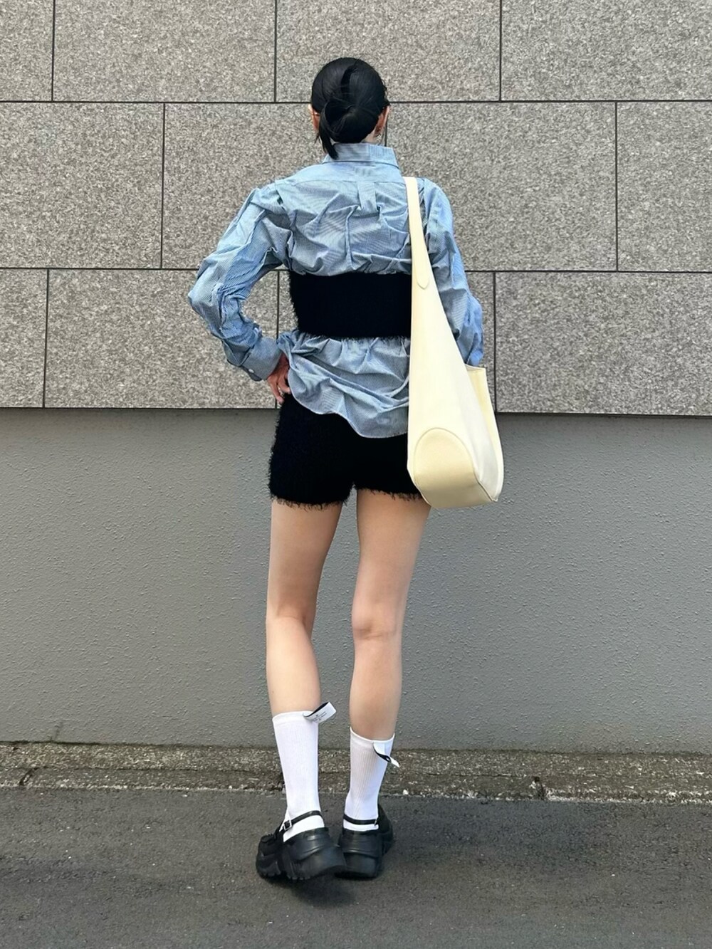 「レイヤードスタイル、シャツ好き集まれ、お出かけコーデ、春夏コーデ、大人女子、きれいめカジュアル、シンプル、骨格ストレート、シンプルコーデ、厚底シューズ、大人カジュアル、高身長女子、シャツコーデ、ショートパンツ、あべのキルフク」｜「usedのアイテム（シャツ/ブラウス、ブルー系）」を使った、abe さん（骨格ストレート・レディース・165cm）の夏コーディネートの3枚目の写真