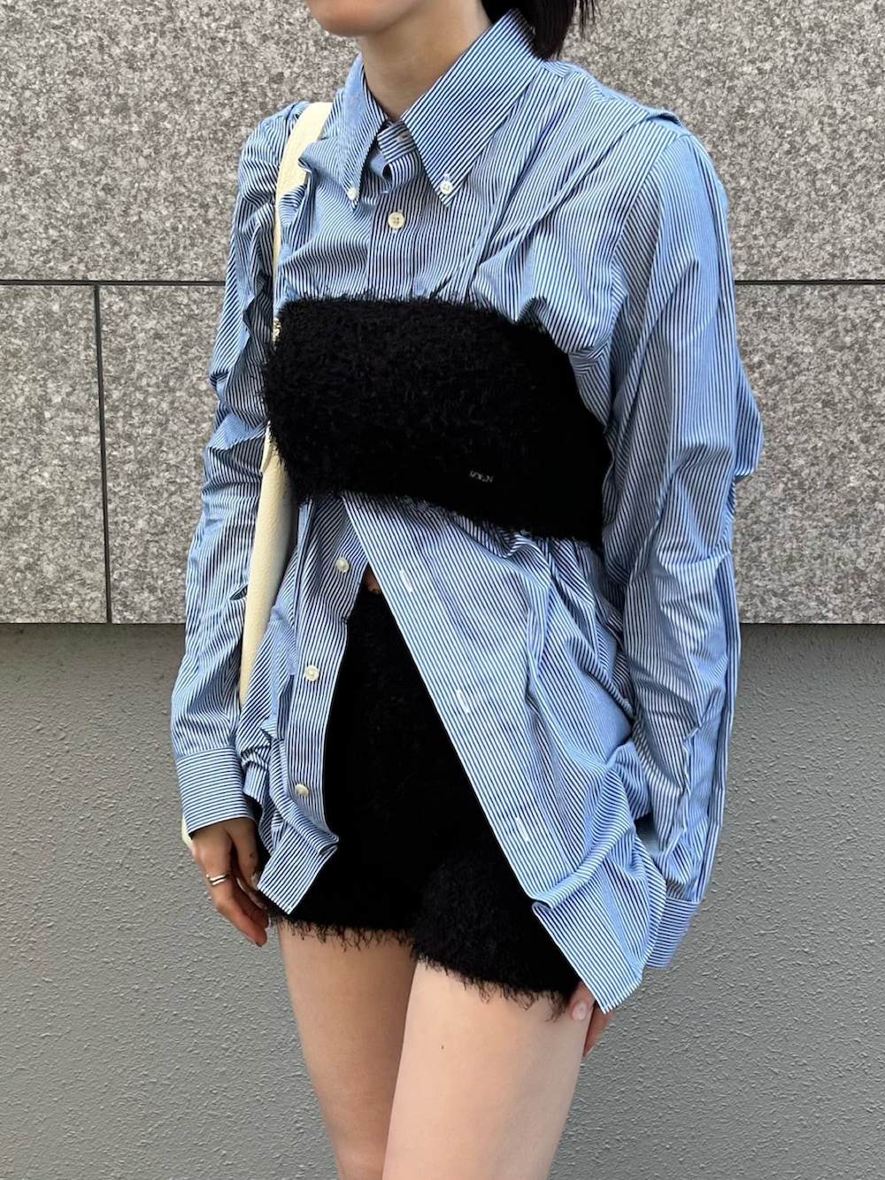 「レイヤードスタイル、シャツ好き集まれ、お出かけコーデ、春夏コーデ、大人女子、きれいめカジュアル、シンプル、骨格ストレート、シンプルコーデ、厚底シューズ、大人カジュアル、高身長女子、シャツコーデ、ショートパンツ、あべのキルフク」｜「usedのアイテム（シャツ/ブラウス、ブルー系）」を使った、abe さん（骨格ストレート・レディース・165cm）の夏コーディネートの4枚目の写真