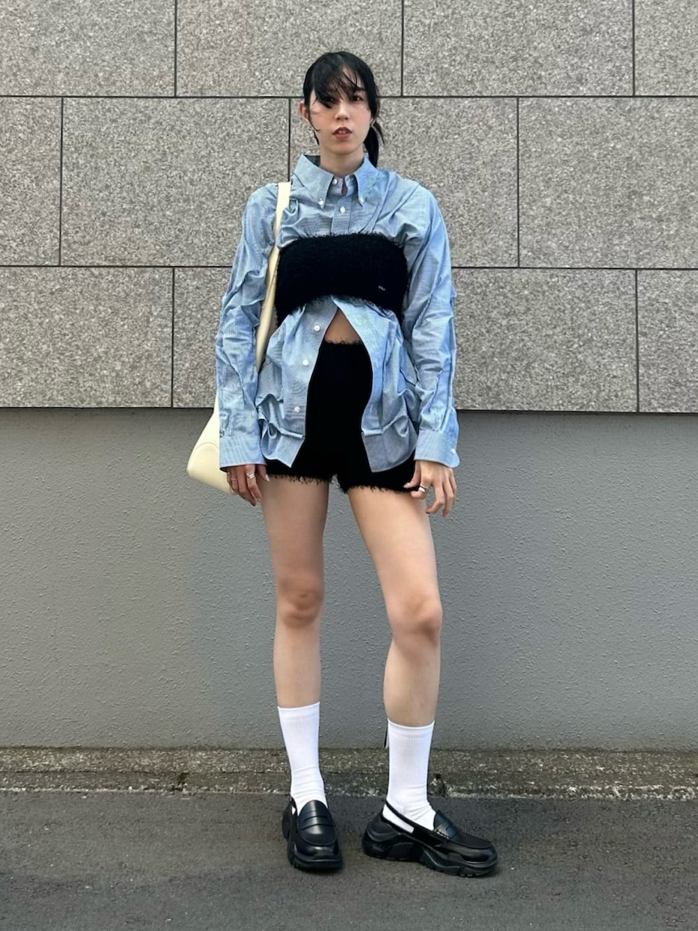 「レイヤードスタイル、シャツ好き集まれ、お出かけコーデ、春夏コーデ、大人女子、きれいめカジュアル、シンプル、骨格ストレート、シンプルコーデ、厚底シューズ、大人カジュアル、高身長女子、シャツコーデ、ショートパンツ、あべのキルフク」｜「usedのアイテム（シャツ/ブラウス、ブルー系）」を使った、abe さん（骨格ストレート・レディース・165cm）の夏コーディネートの2枚目の写真