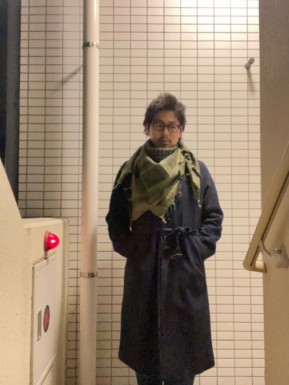 「シンプル、きれいめカジュアル、大人カジュアル、オトナカジュアル、ストール、アフガンストール、革靴、ブーツ、冬コーデ、休日スタイル、サイドゴアブーツ、大人コーデ、シンプルコーデ、秋冬コーデ」｜「URBAN RESEARCHのURBAN RESEARCH Tailor　RECOベルテッドコート（トレンチコート、ブルー系）」を使った、なおきさん（メンズ・170cm）の冬コーディネートの2枚目の写真