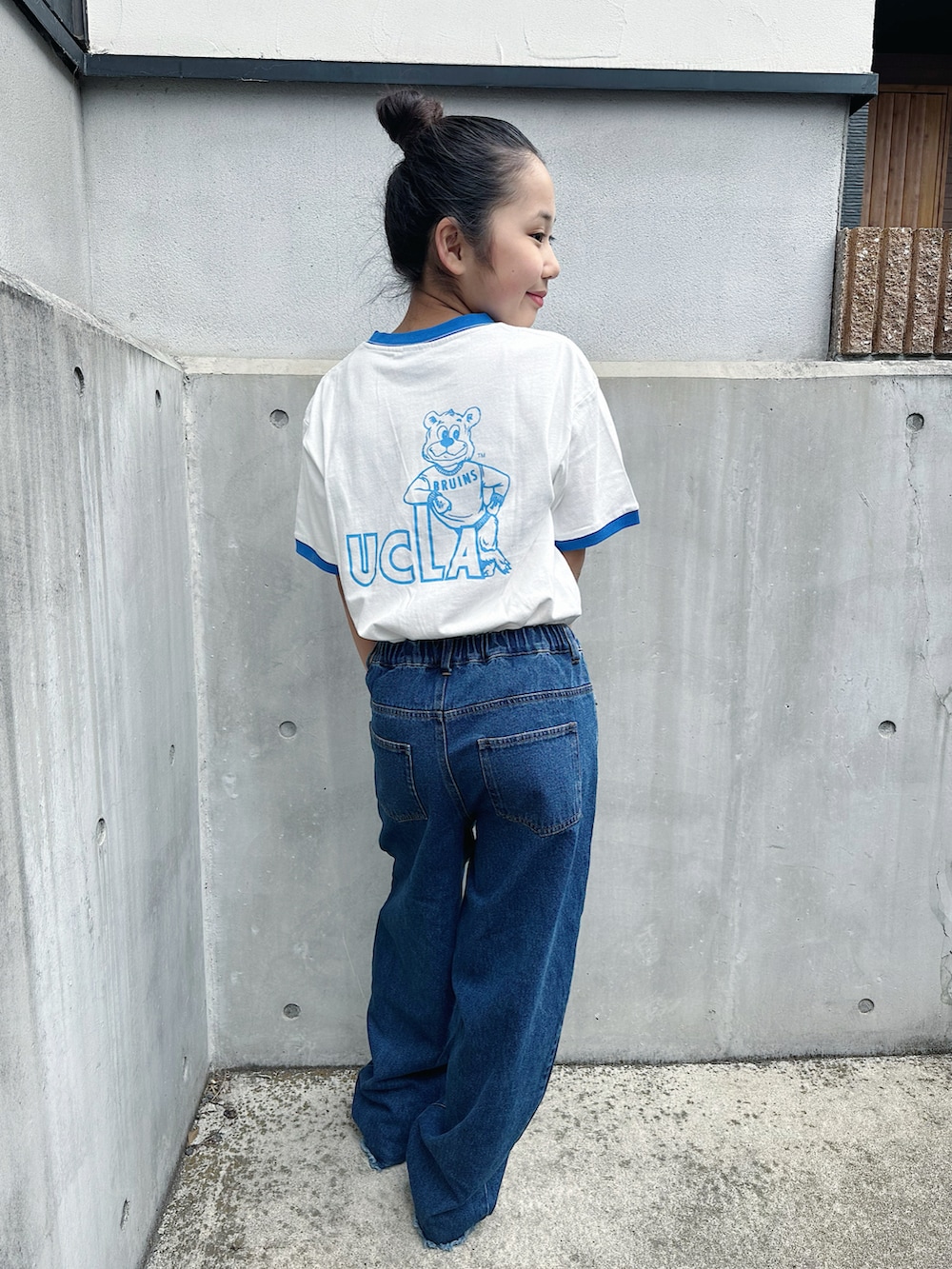 ブルー系のTシャツ/カットソー、ブルー系のデニムパンツを着用したキッズの春コーディネートの2枚目の写真