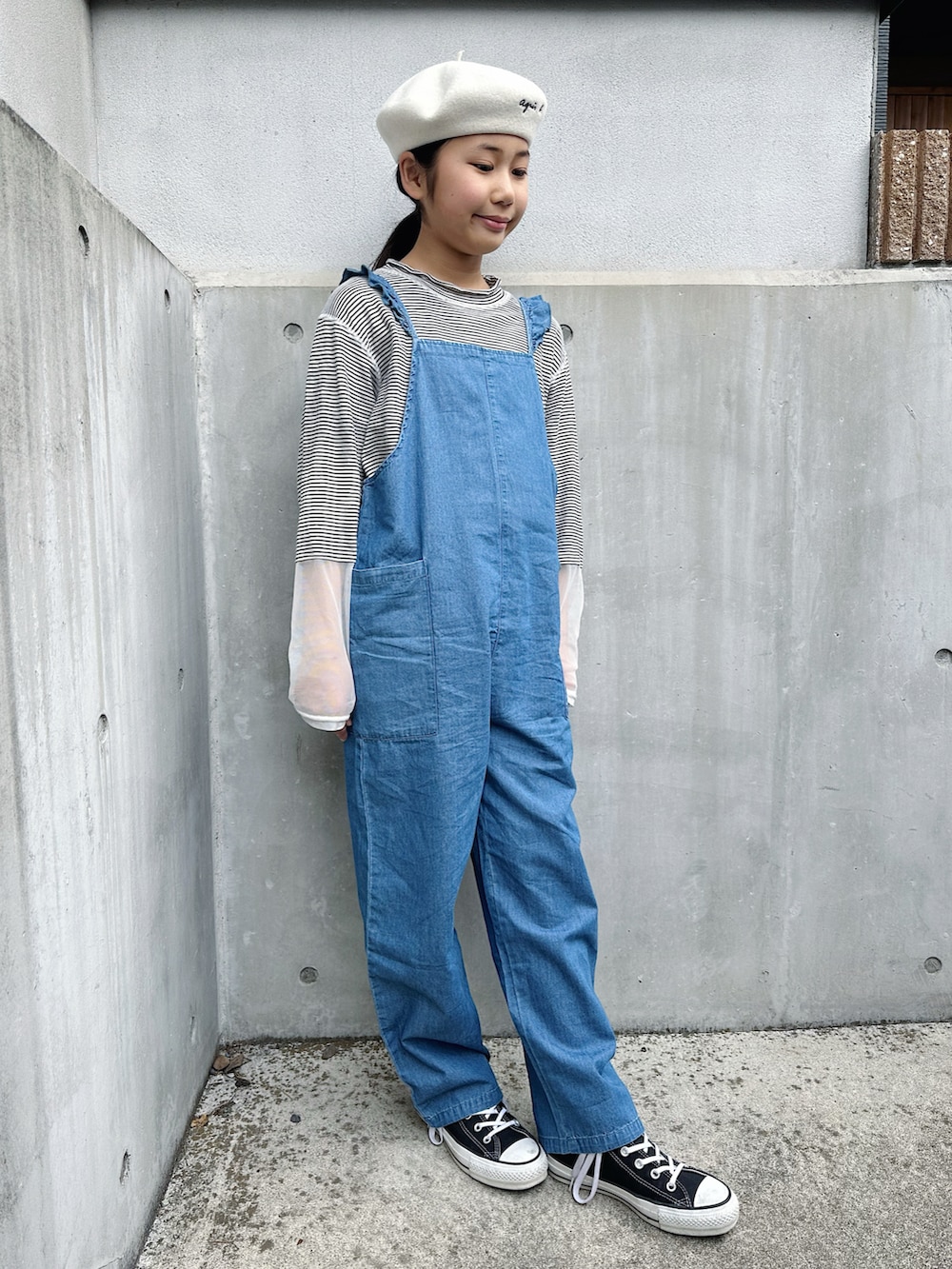 ホワイト系のTシャツ/カットソー、ブルー系のサロペット/オーバーオール、ブラック系のスニーカーを着用したキッズの冬コーディネートの2枚目の写真