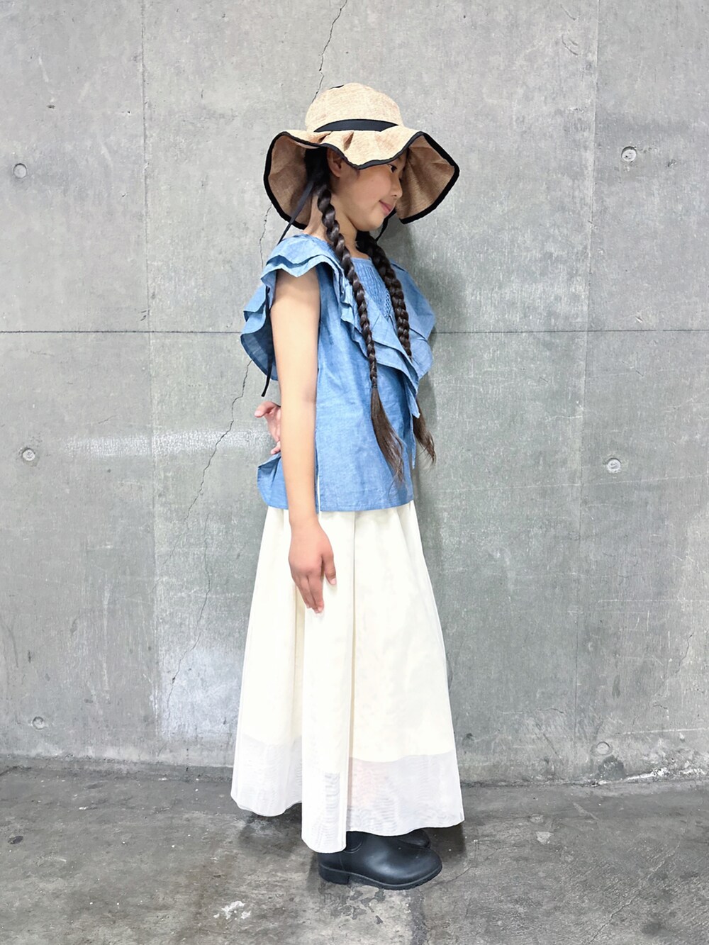 ホワイト系のシャツ/ブラウス、ホワイト系のスカート、ブラック系のレインシューズを着用したキッズの夏コーディネートの2枚目の写真