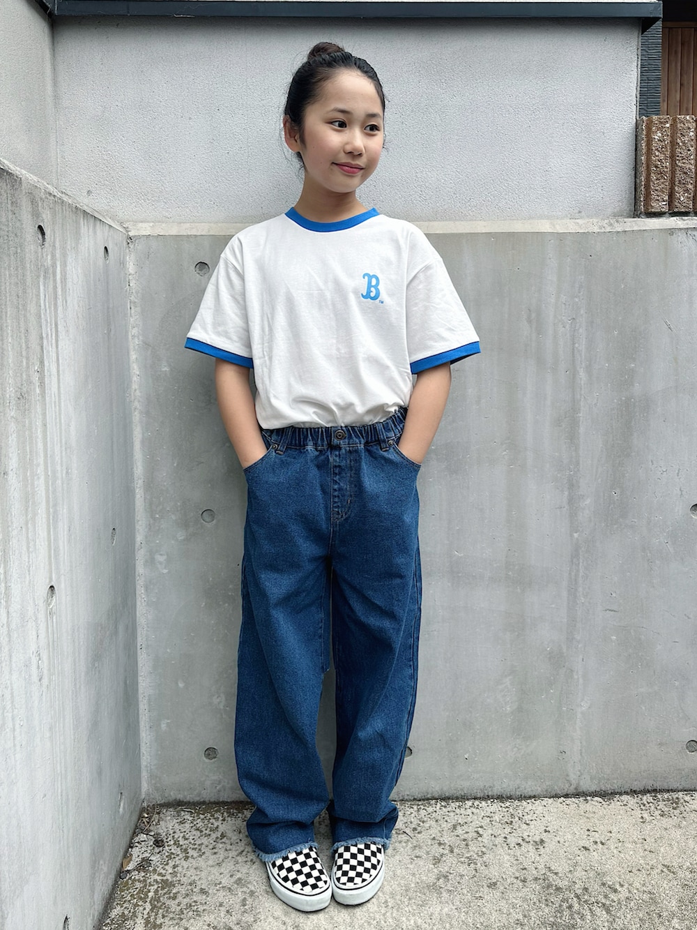 ブルー系のTシャツ/カットソー、ブルー系のデニムパンツを着用したキッズの春コーディネートの3枚目の写真