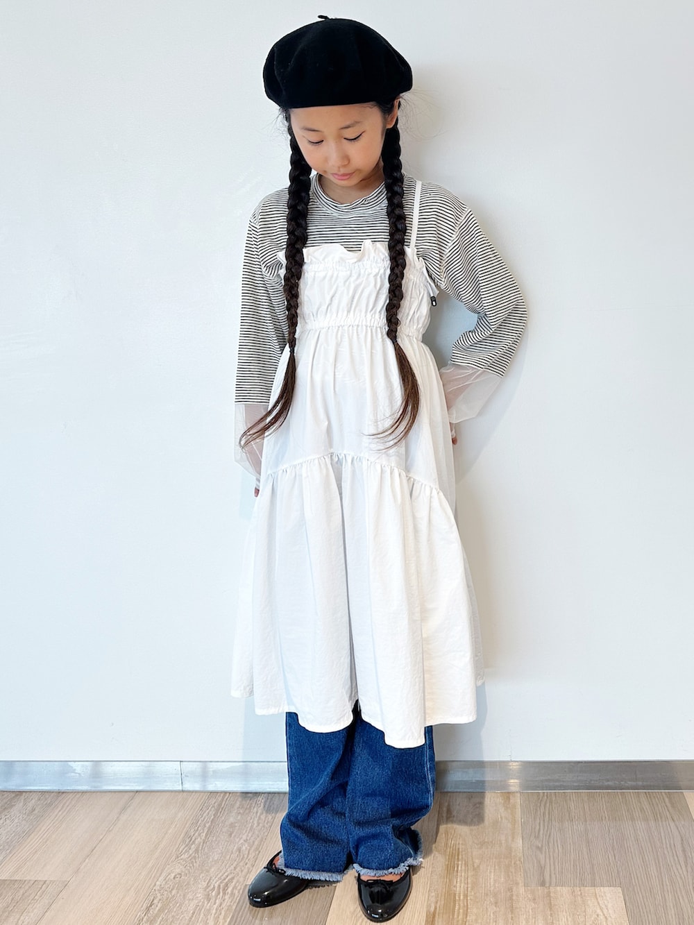 ホワイト系のTシャツ/カットソー、ホワイト系のワンピース、ブルー系のデニムパンツを着用したキッズの秋コーディネートの3枚目の写真