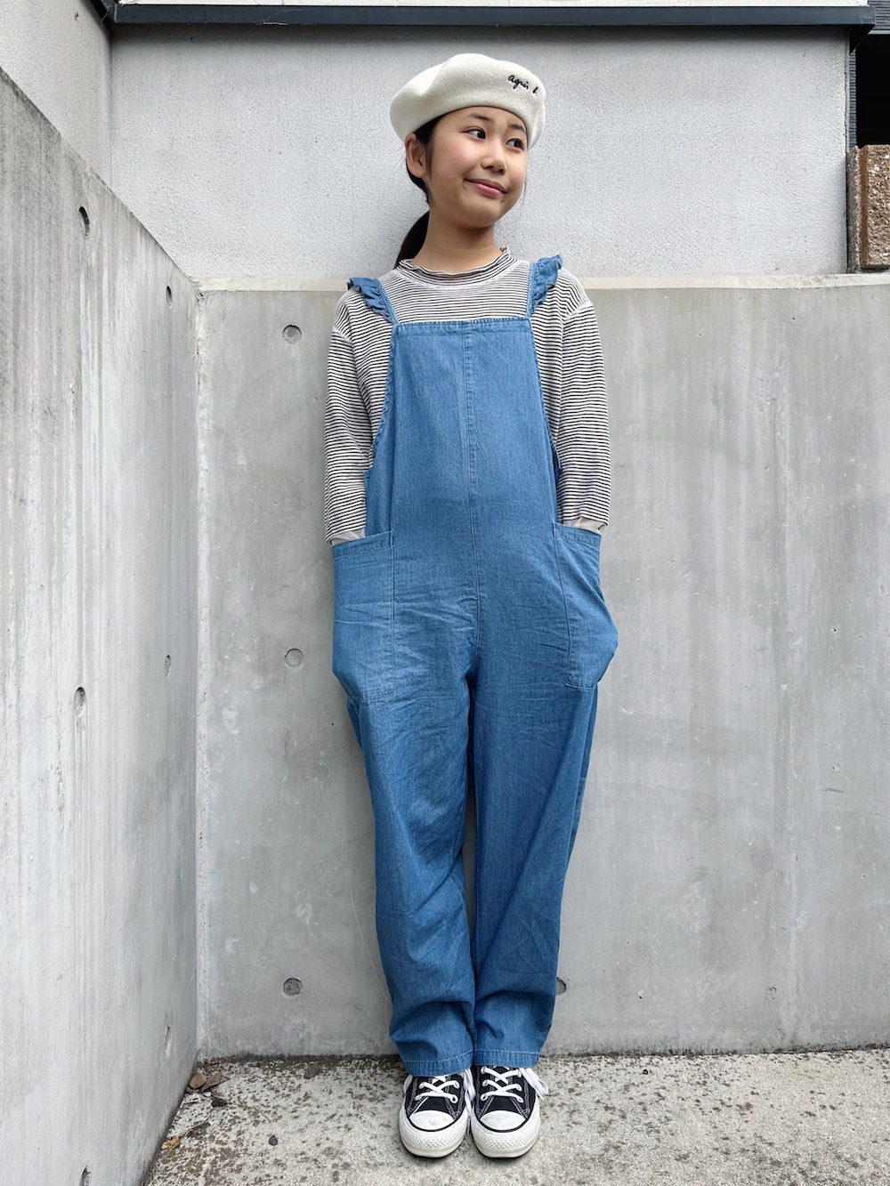 ホワイト系のTシャツ/カットソー、ブルー系のサロペット/オーバーオール、ブラック系のスニーカーを着用したキッズの冬コーディネートの3枚目の写真