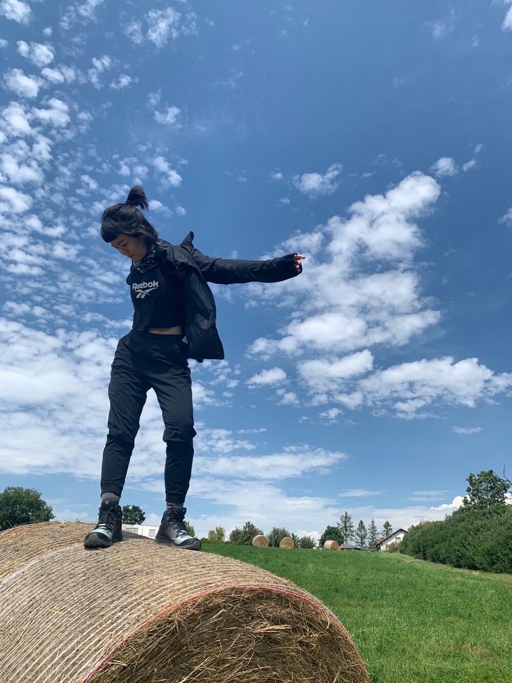 グリーン系のシューズ、ブラック系のタンクトップ、ブラック系のその他パンツを着用したレディースの夏コーディネートの2枚目の写真