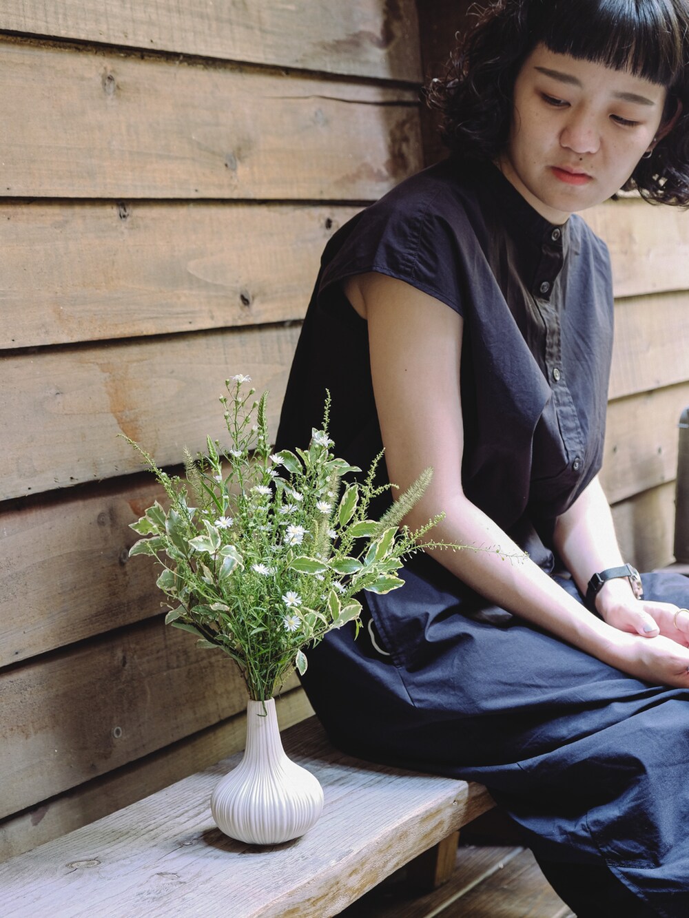 ブラック系のワンピースを着用したレディースの夏コーディネートの2枚目の写真