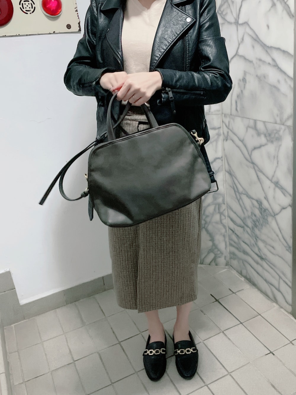 グレー系のバッグを着用したレディースの春コーディネートの2枚目の写真