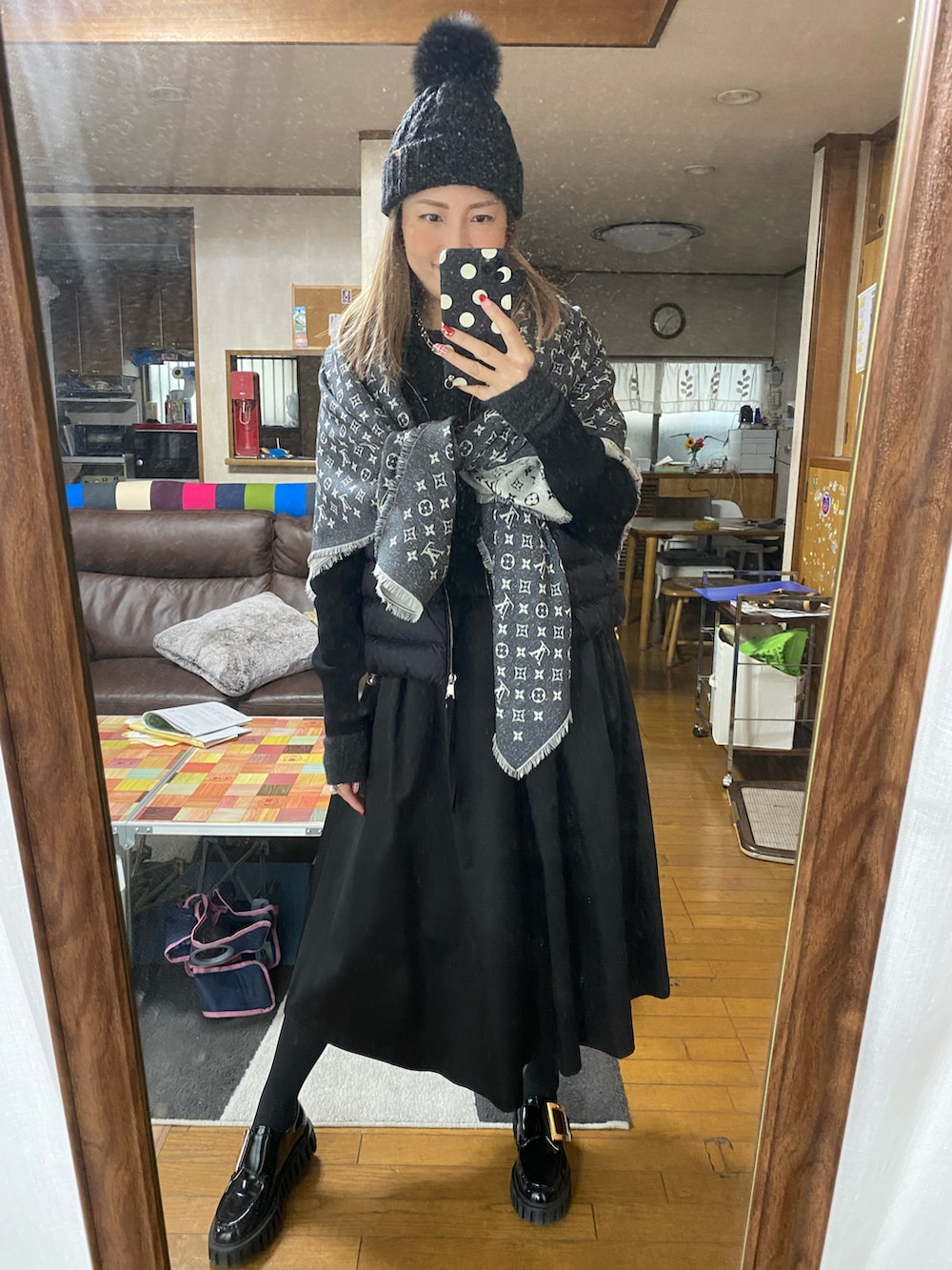 「LOUIS VUITTONのアイテム（ショルダーバッグ、ブラウン系）」を使った、yoyoさん（レディース・168cm）の冬コーディネートの2枚目の写真