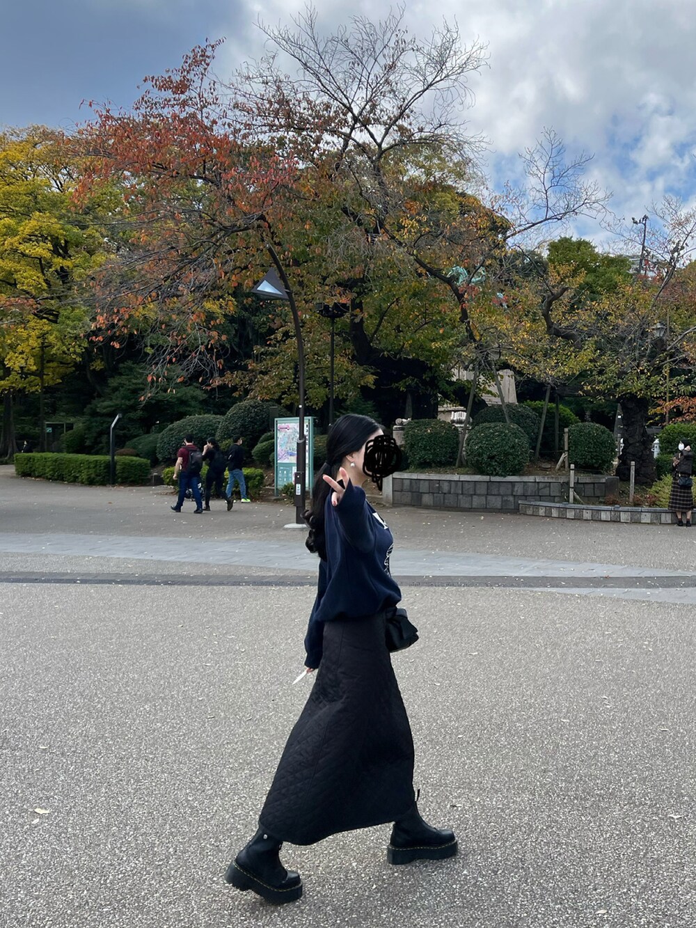 その他のトップス、ブラック系のショルダーバッグ、ブラック系のスカートを着用したレディースの秋コーディネートの2枚目の写真