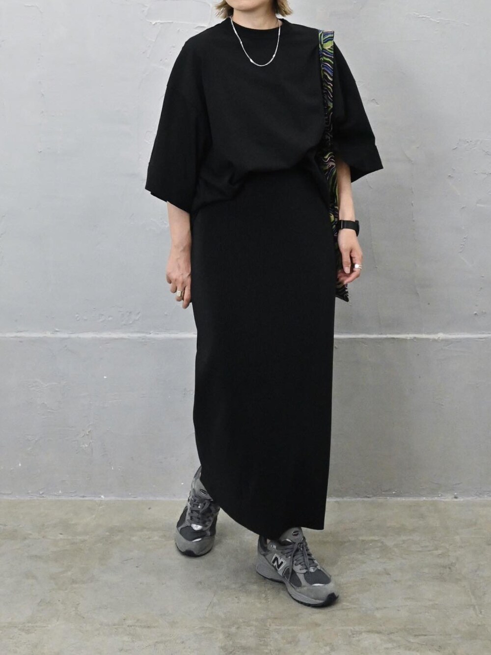 ブラック系のTシャツ/カットソー、グリーン系のトートバッグ、ブラック系のスカートを着用したレディースの夏コーディネートの3枚目の写真