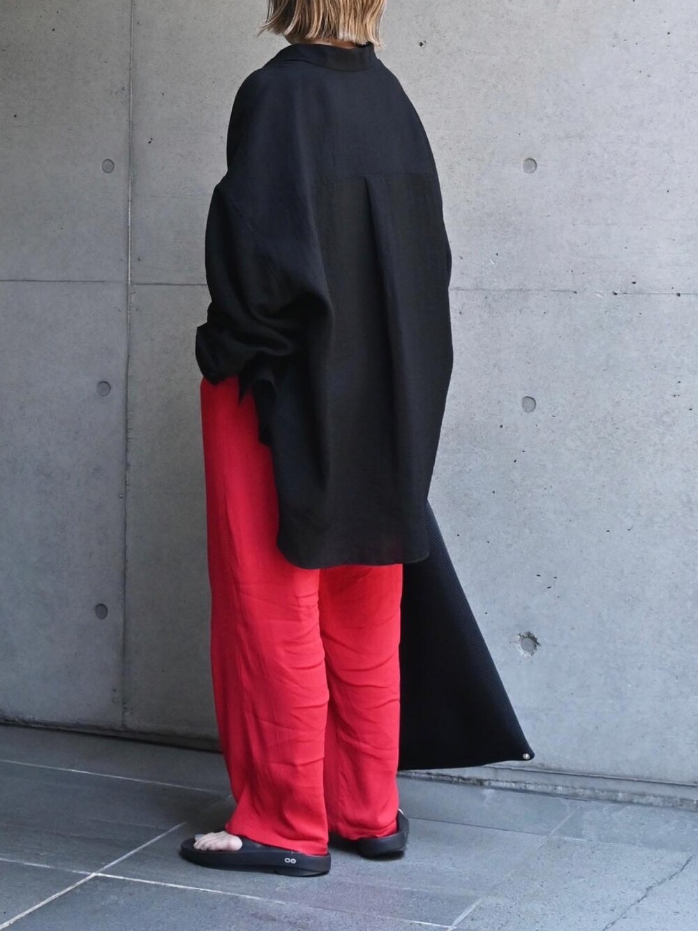 ブラック系のシャツ/ブラウス、レッド系のその他パンツ、ブラック系のハンドバッグを着用したレディースの春コーディネートの2枚目の写真