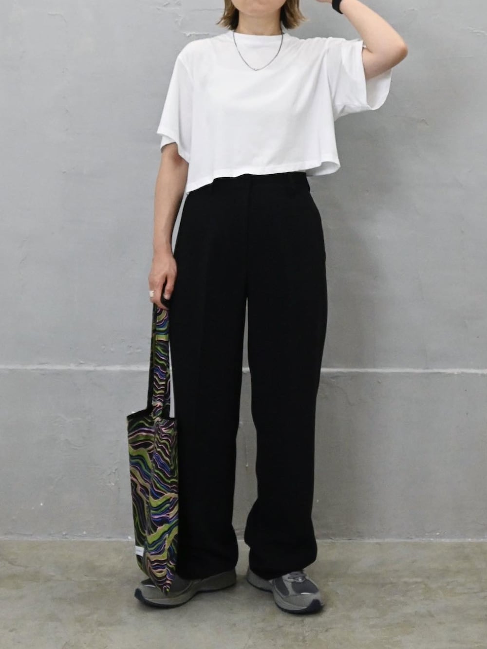 ホワイト系のTシャツ/カットソー、ブラック系のその他パンツ、グリーン系のトートバッグを着用したレディースの夏コーディネートの2枚目の写真