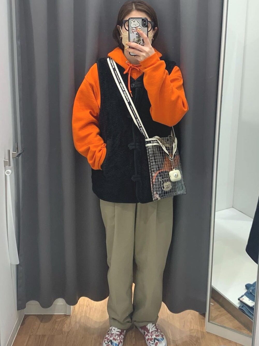 ブラック系のベスト、ベージュ系のチノパンツ、その他のスニーカーを着用したレディースの夏コーディネートの3枚目の写真