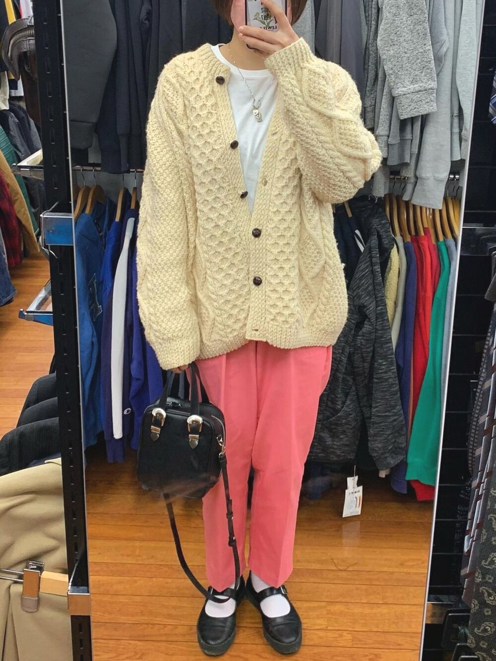 ベージュ系のカーディガン/ボレロ、ピンク系のパンツ、ブラック系のその他シューズを着用したレディースの冬コーディネートの2枚目の写真