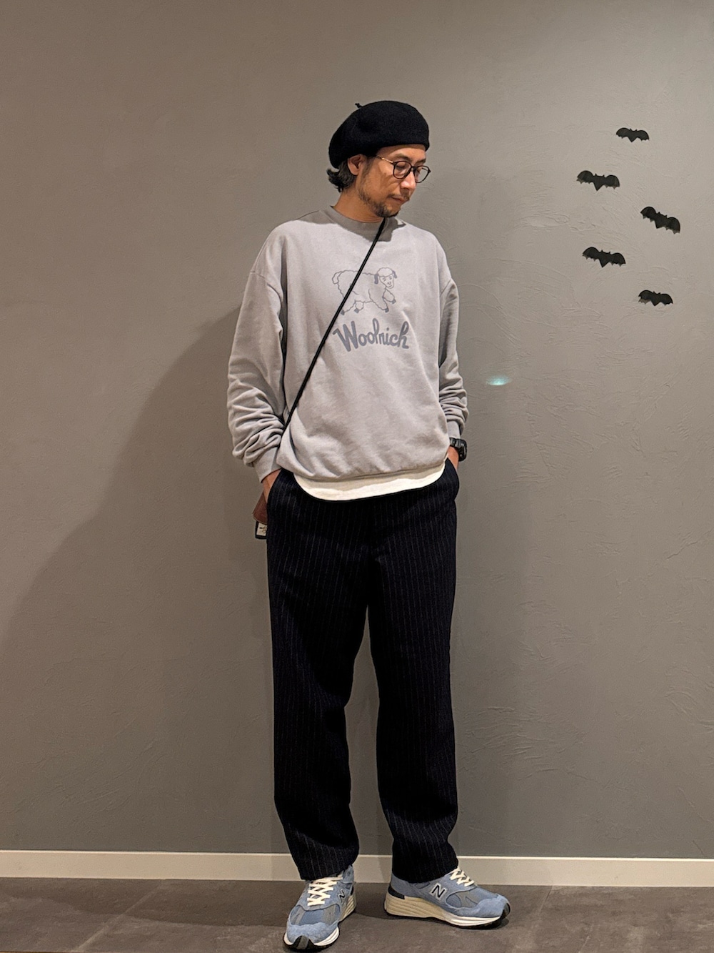 グレー系のスニーカー、ブラウン系のローファー、ブルー系のスウェットを着用したメンズの秋コーディネートの3枚目の写真