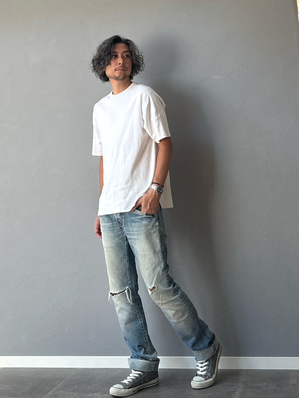 「白Tシャツ、休日スタイル、夏コーデ、スニーカー、シンプルコーデ、シンプル、ロールアップ、ダメージデニムパンツ、ニット、海外セレブ風、アウトドアスタイル、LA、夏休み、アツいコーデ全部見せ」｜「BATONERの【BATONER】スーピマコットンスムースT/32GスムースT/BN-18SM-022（Tシャツ/カットソー、ホワイト系）」を使った、BT4.0さん（メンズ・172cm）の夏コーディネートの2枚目の写真