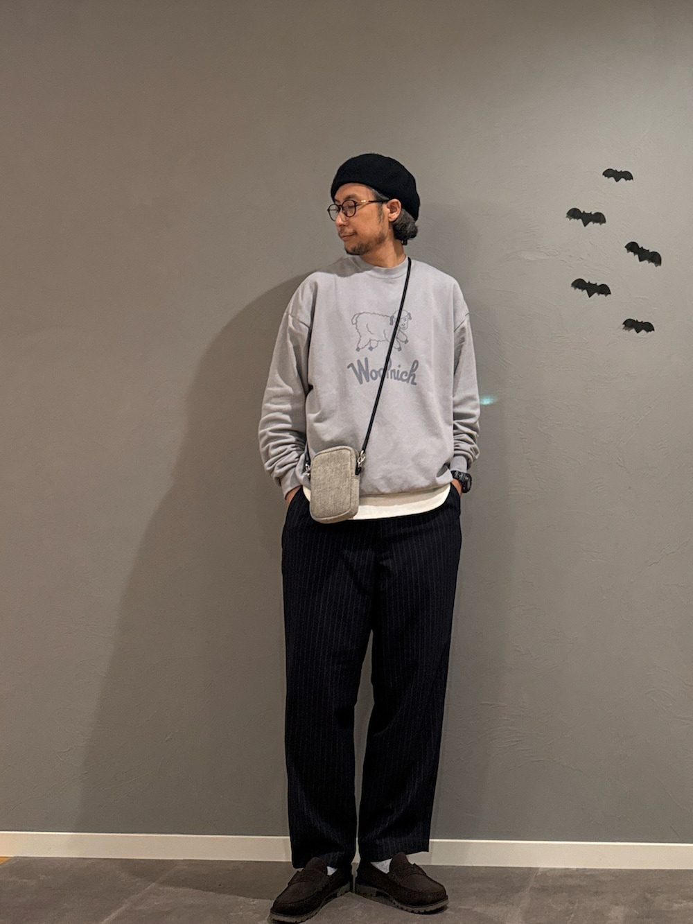 グレー系のスニーカー、ブラウン系のローファー、ブルー系のスウェットを着用したメンズの秋コーディネートの4枚目の写真